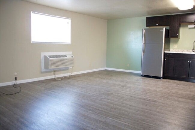 Building Photo - Affordable living in the heart of town