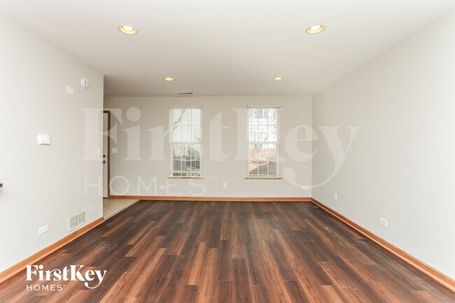 Foto del edificio - 932 Symphony Dr