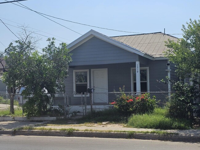 Foto del edificio - 1319 Santa Maria Ave