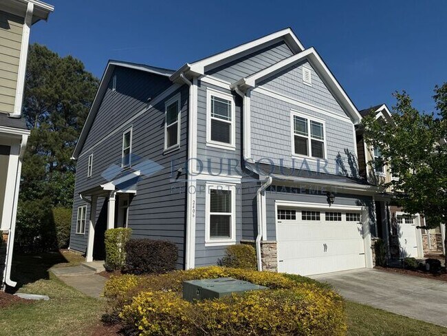 Foto del edificio - Spacious End-Unit Townhome with 2-Car Garage & Private Patio – Near Beaver Creek & Downtown Apex