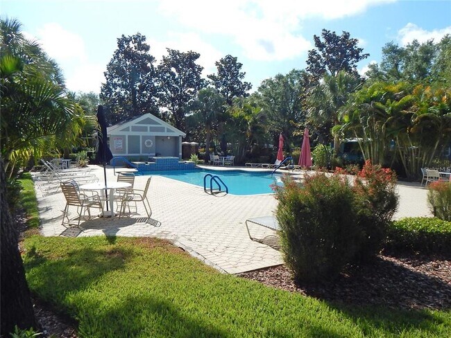 Building Photo - 5925 Sandhill Ridge Dr