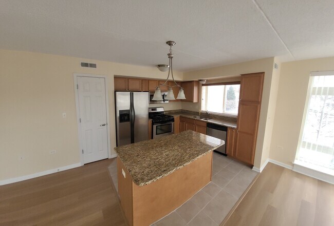 Building Photo - 6759 W Forest Preserve Dr