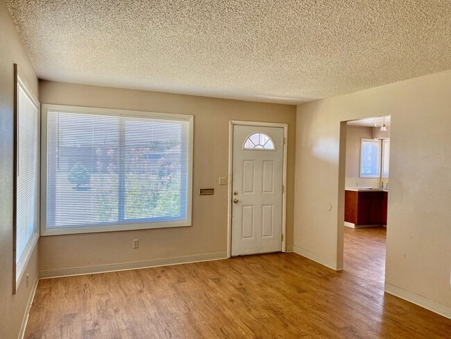 Foto del edificio - 2 bed 1 bath duplex - water, sewer and gar...