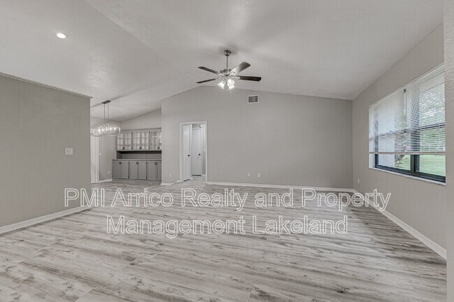 Building Photo - 1123 Ridgegreen Loop N