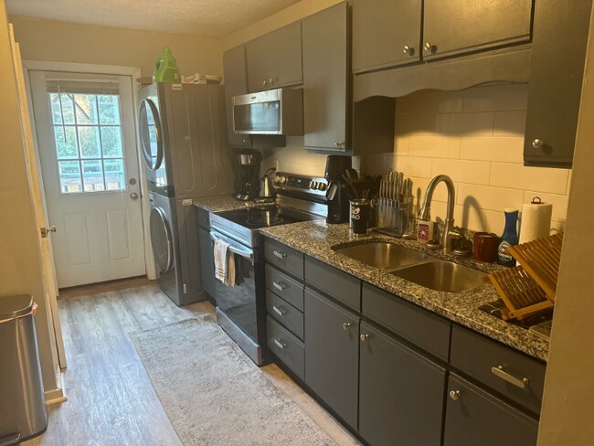 Building Photo - 108 Pool St