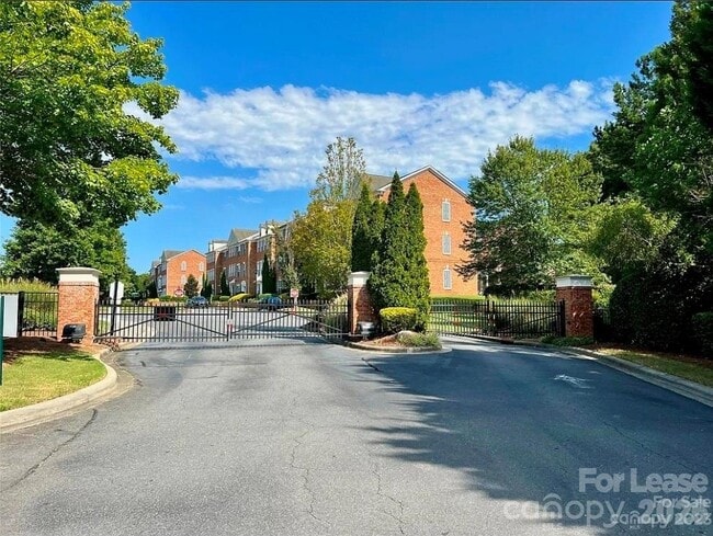 Building Photo - 14660 Via Sorrento Dr