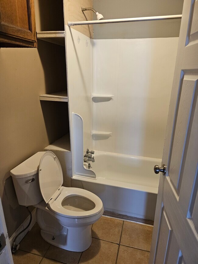 Building Photo - 721 Greenlawn Ave