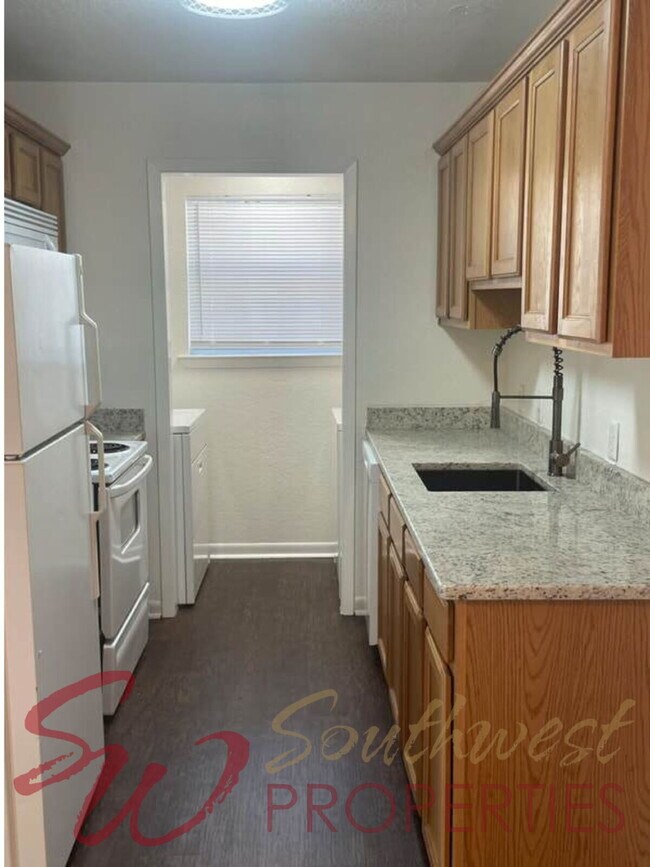 Foto del edificio - Updated and Bright 3 Bed / 2 Bath Duplex with Private Backyard!