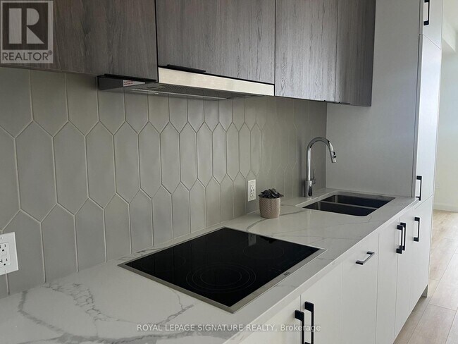 Building Photo - 741 King St W