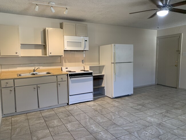 Building Photo - 607 Barbe St