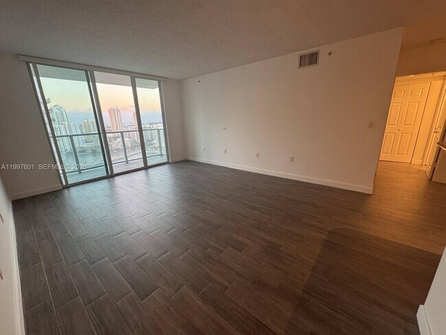 Foto del edificio - 1155 Brickell Bay Dr