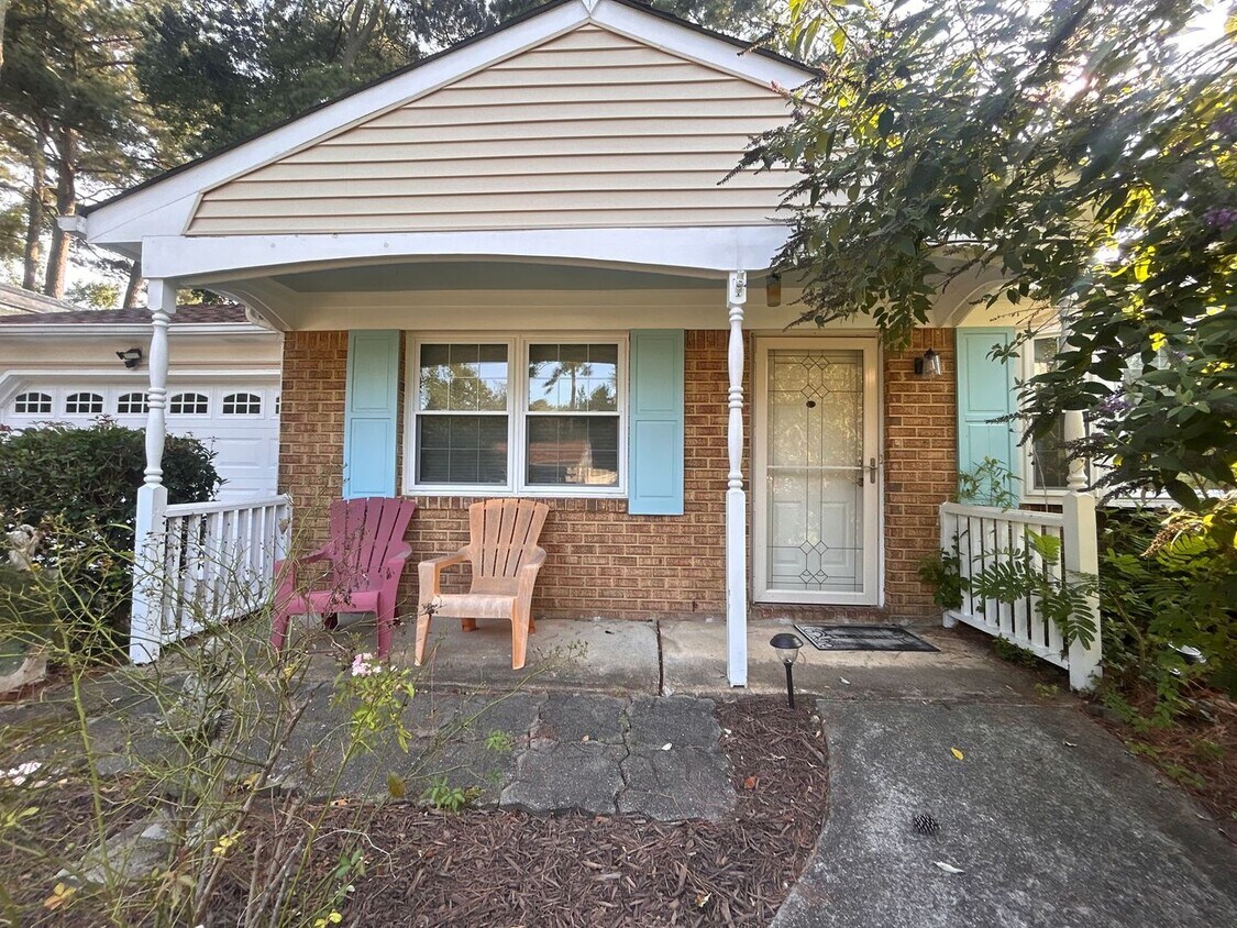 Foto principal - Charming 3-Bedroom Ranch on Oversized Corn...