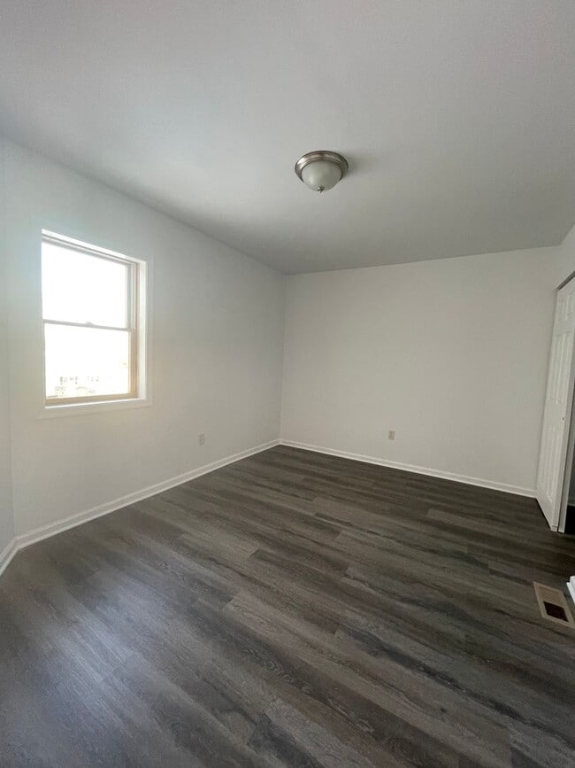 Building Photo - 4 Bedroom 1 bath House - Ready for Move in