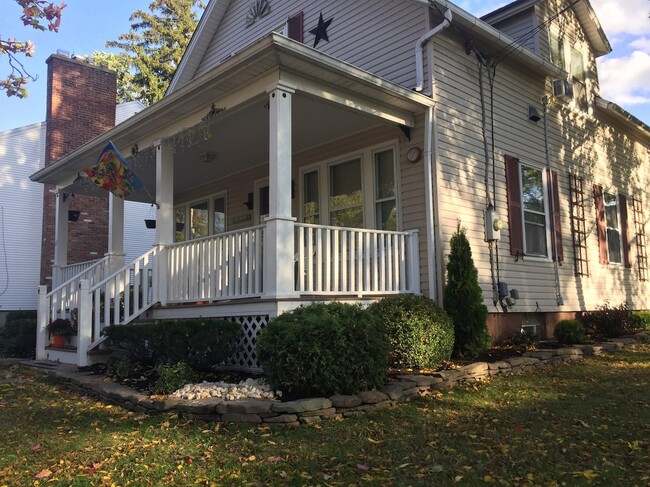 Madison Place 1 bedroom 2nd floor apartment - 13 Franklin St