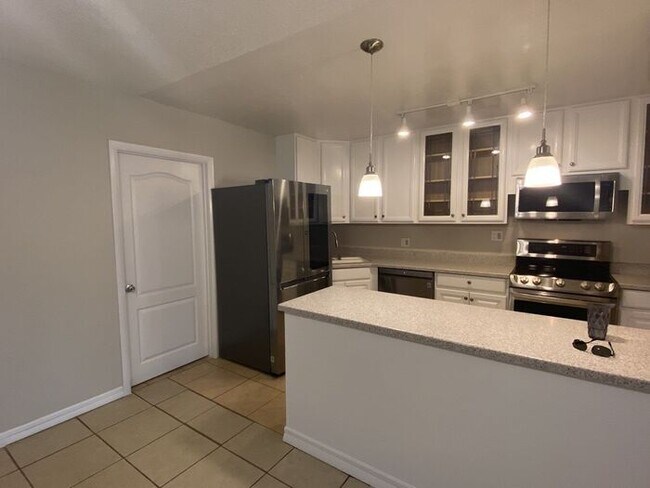 Foto del edificio - 5 Bedroom Home with HUGE Outdoor Storage!