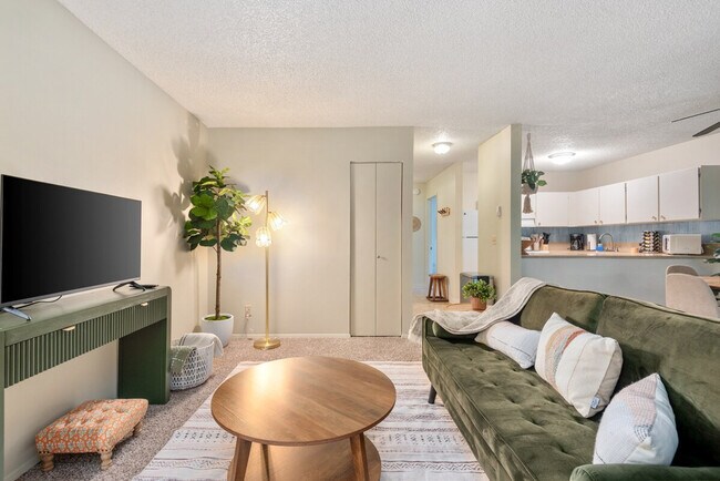 Building Photo - 2348 S Vermont St