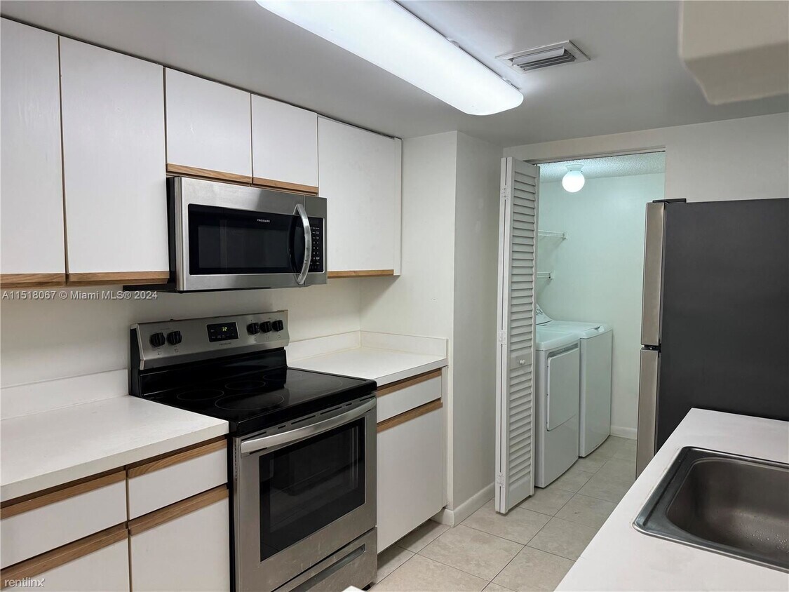 Primary Photo - 2 br, 2 bath House - 9811 Westview Dr Apt 913