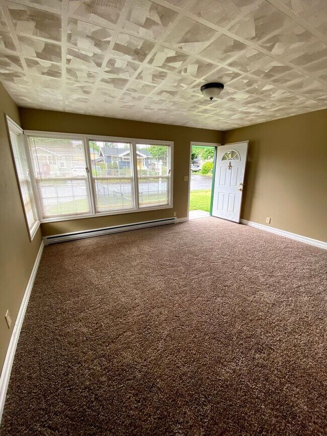 Building Photo - Two Bedroom Home with Fenced Yard In Lents...