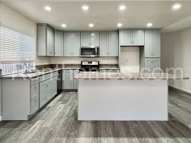 Building Photo - 11303 Kelowna Rd