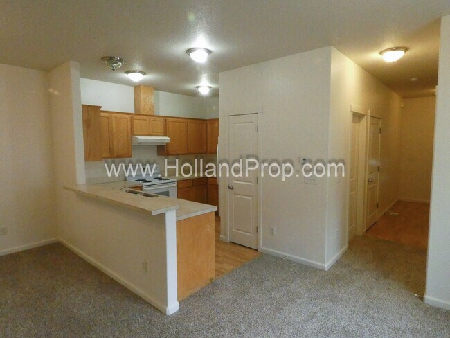 Building Photo - 3 Bedroom Duplex Great Located - Near 181st and Burnside Available for You!