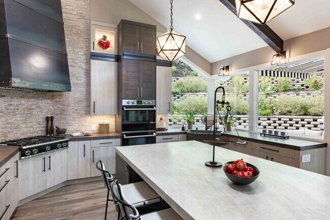 Foto del edificio - Stunning 4-Bedroom, 4-Bathroom Luxury Home...