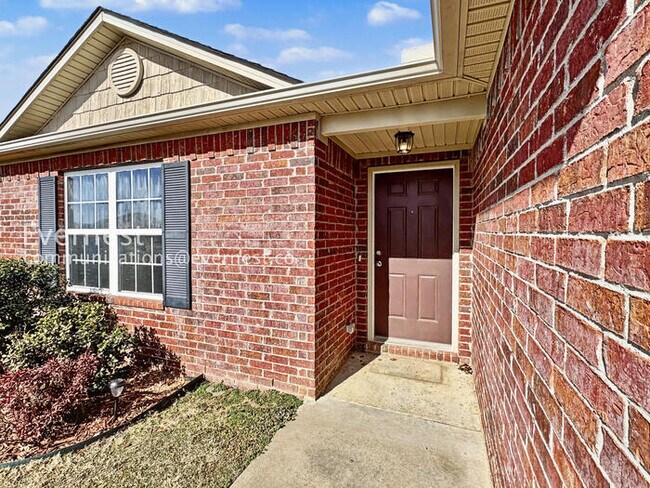 Foto del edificio - 3 Bed/2 Bath Home with Fenced Yard & Garage / Pet-Friendly / Available Soon!