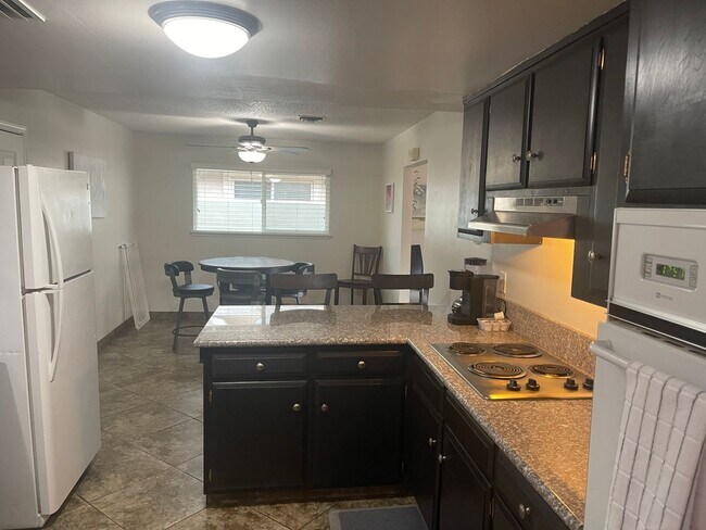 Building Photo - Beautiful single story, furnished/unfurnis...