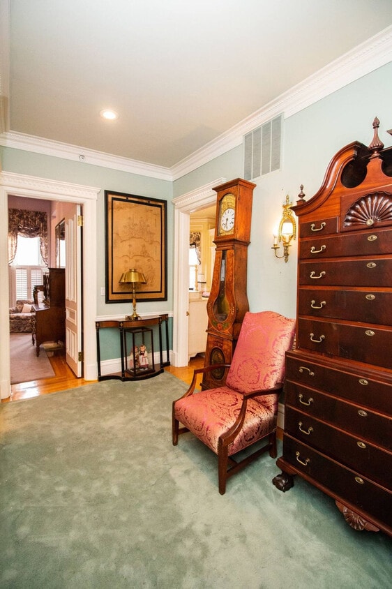 Primary Photo - 290 Beacon St