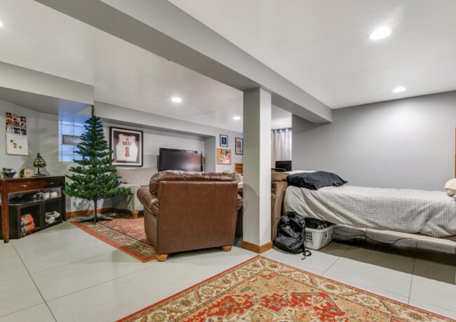Open living space - 941 N Hoyne Ave