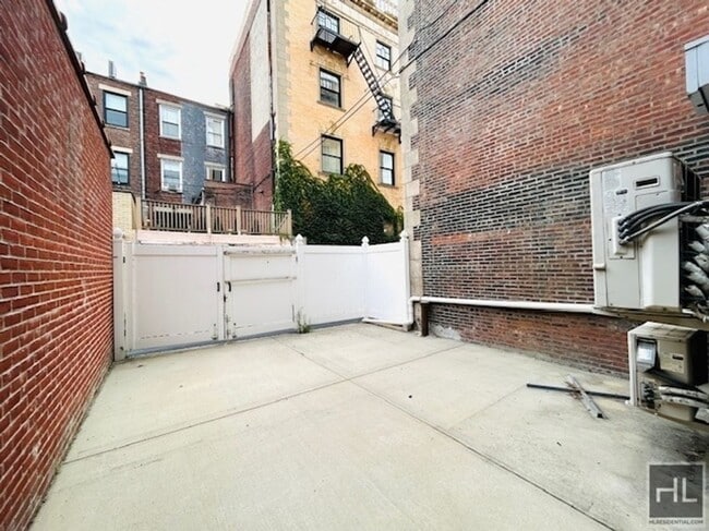 Foto del edificio - Enormous Striver's Row 2 Bedroom/Flex 3 Du...