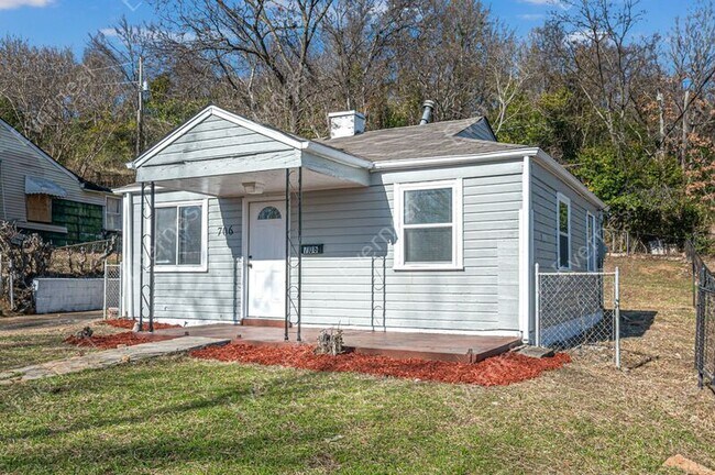 Building Photo - 706 Attalla Pl