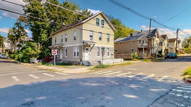 Building Photo - Newly Renovated 2 Bedroom Apartment - Heat...