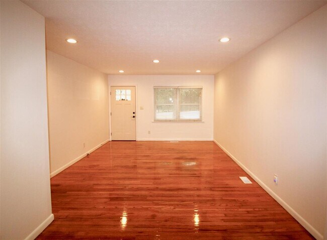 Foto del edificio - 520 N Hale St