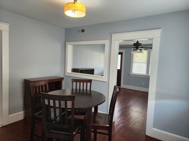 Foto del edificio - Cute Renovated 2 Bedroom Home with Huge Garage on large lot!