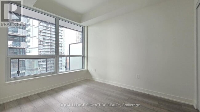 Photo du bâtiment - 120 Broadway Ave