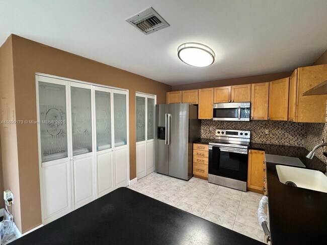 Foto del edificio - 10876 NW 8th St
