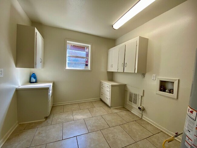 Foto del edificio - 3 Bedroom 1.5 Bath in Country Club Hills N...