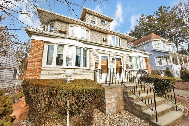 Building Photo - 131 Van Nostrand Ave