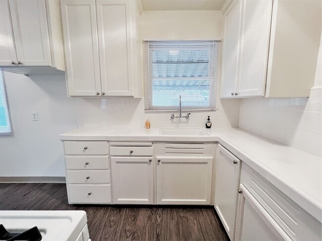 Building Photo - Centrally located 3-bedroom house