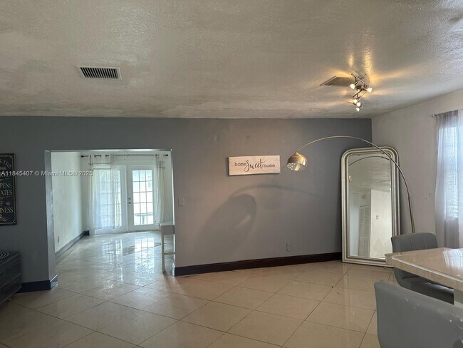 Foto del edificio - 305 SW 7th St