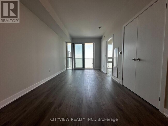 Photo du bâtiment - 430-4430 Square One Dr