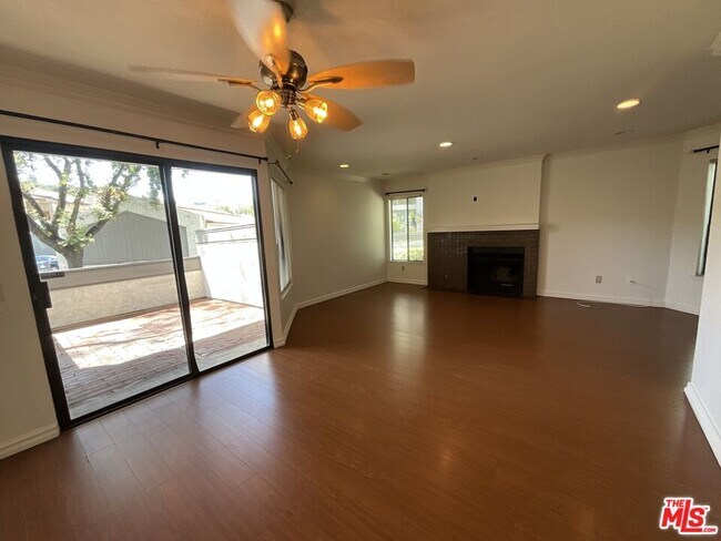 Foto del edificio - 9 Willowcrest Ln