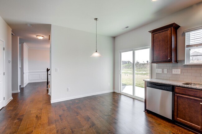 Foto del edificio - 4 Bedroom Rental in Mackintosh On The Lake Neighborhood!