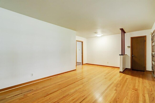 Building Photo - 2303 Cheshire Ln