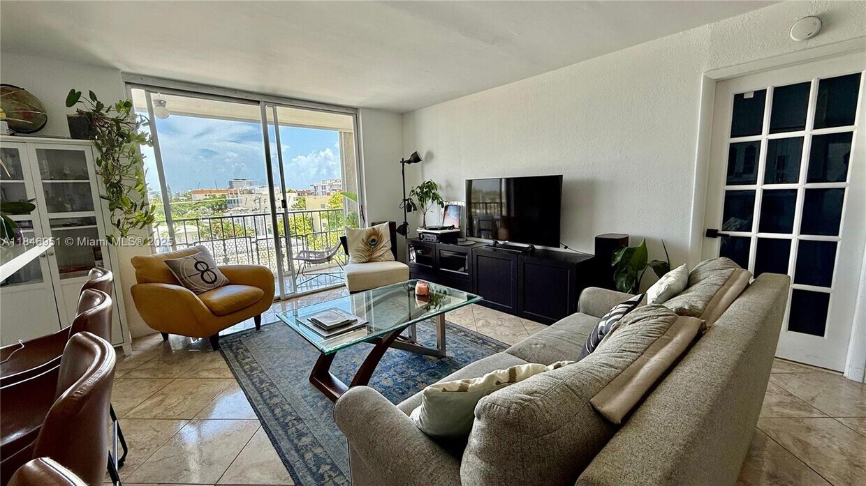 Foto principal - 7601 Byron Ave