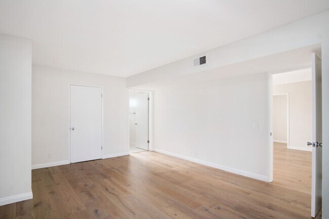Foto del edificio - Newly renovated very bright 2 bed condo...