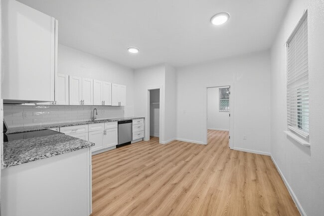 Building Photo - 728 S Elm St