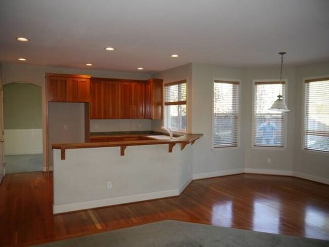 Building Photo - Beautiful home in quiet Puyallup neighborhood