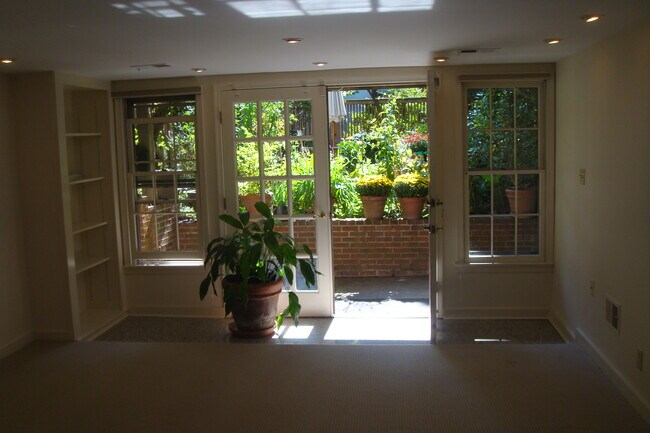 Building Photo - 3634 Windom Pl NW