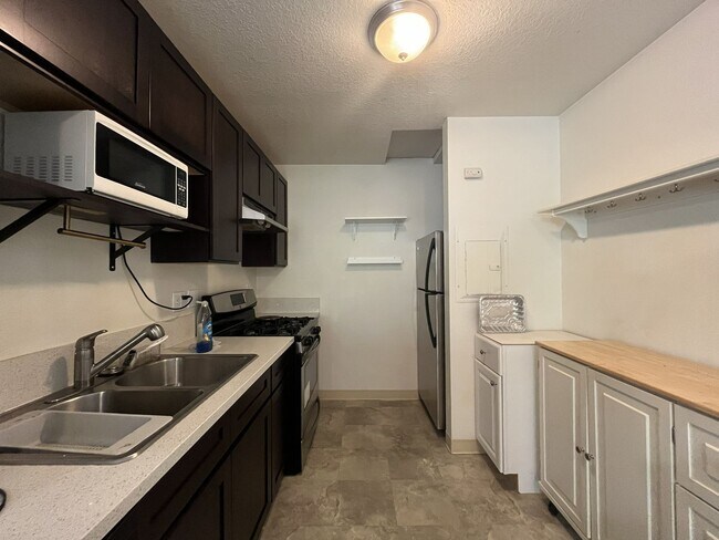 Building Photo - Charming Studio Condo in Portland!! Located in Bethany Village w/ Washer + Dryer Included!!